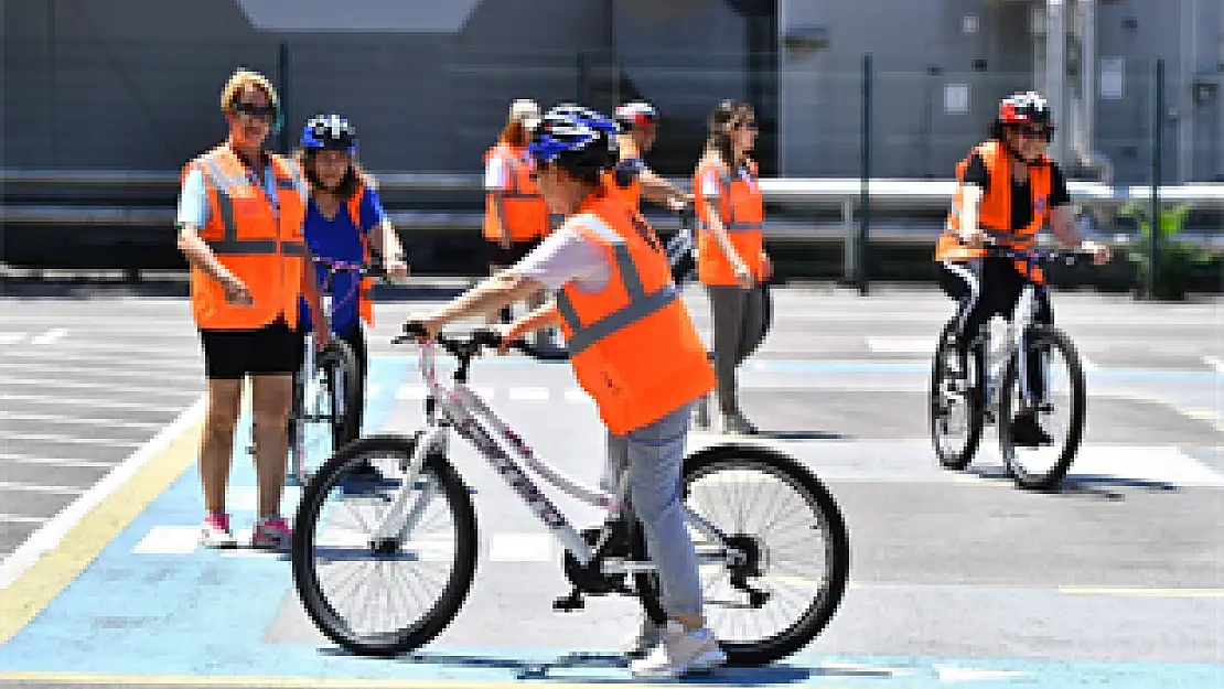 İzmir’de kadınlar özgürlüğe pedal çeviriyor