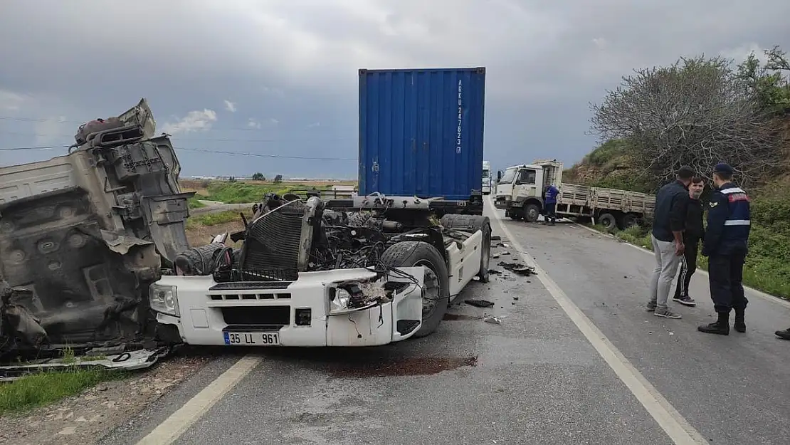 İzmir’de kamyonla tır çarpıştı: 1 ölü