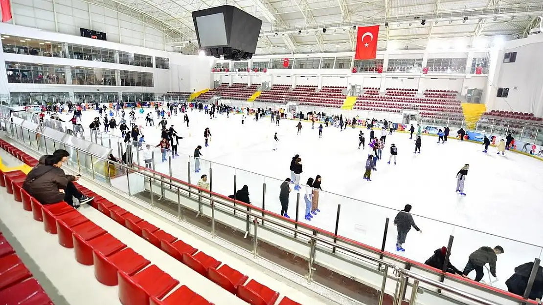 İzmir'de karneyi alan buz pistine koştu