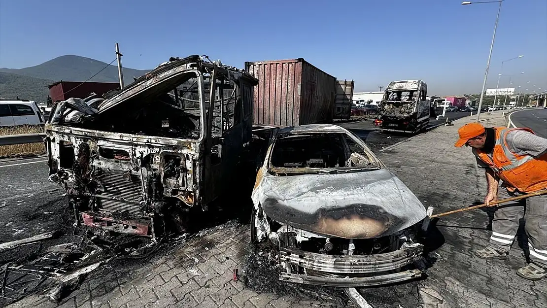 İzmir’de kaza yapan 3 araç küle döndü