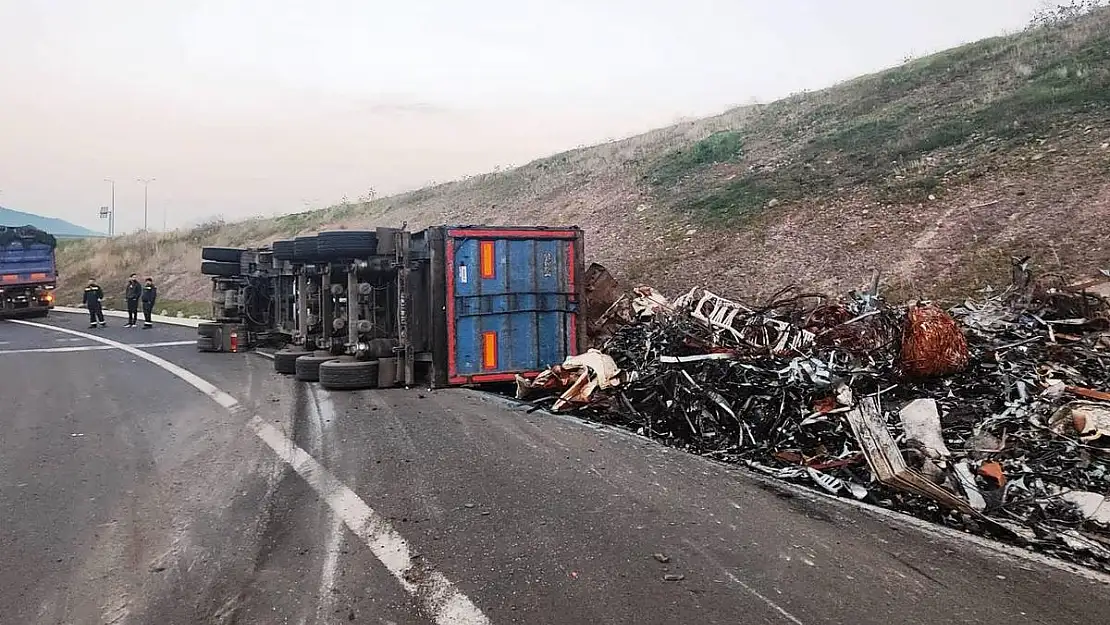 İzmir'de kontrolden çıkan hurda yüklü çekici devrildi