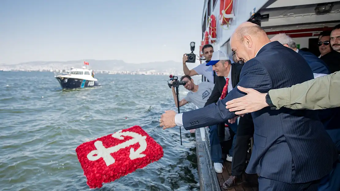 İzmir’de Körfez'e çelenk atma töreni