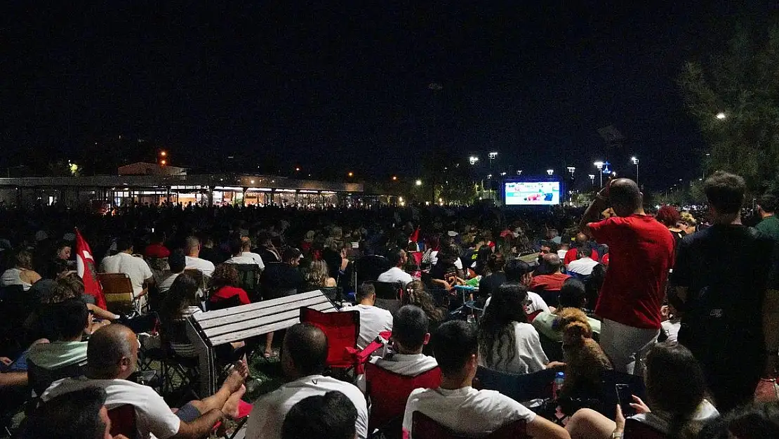 İzmir’de Milli Takım Coşkusu: On binler birlikte izledi