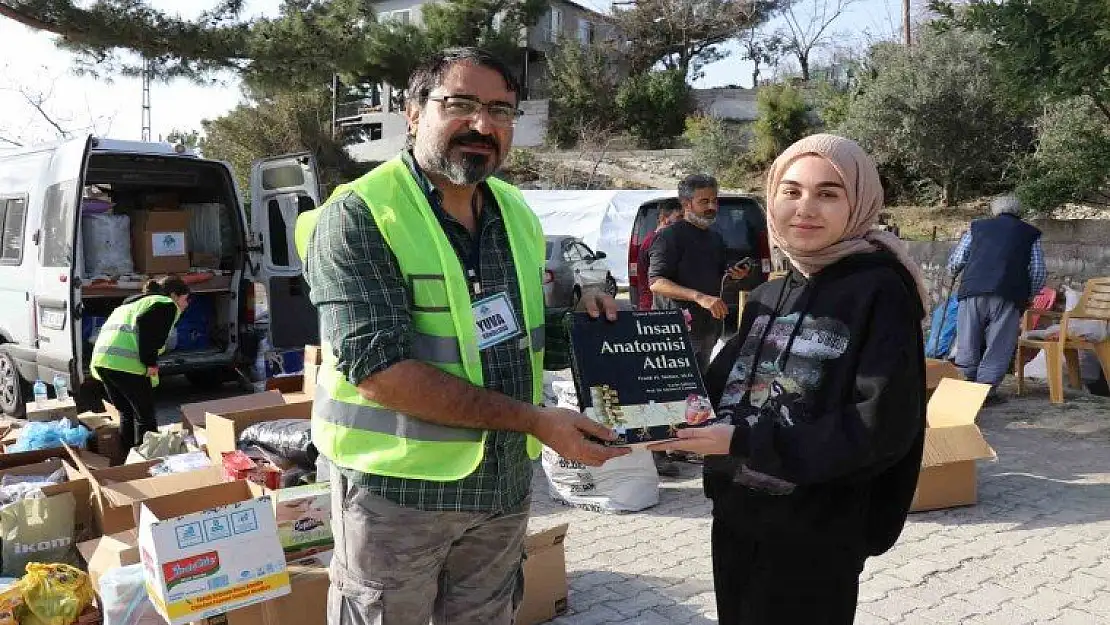 Oğlunu kaybeden baba tıp öğrencisine kitap götürdü