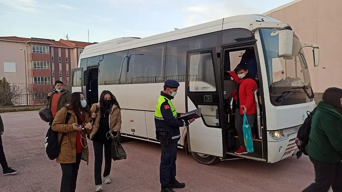 İzmir’de öğrenci servisi denetiminde 297 sürücüye ceza kesildi