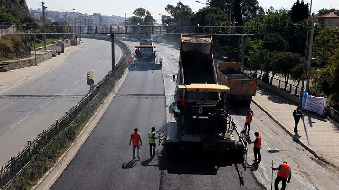 İzmir’de rekor sıcaklıkta asfalt mesaisi