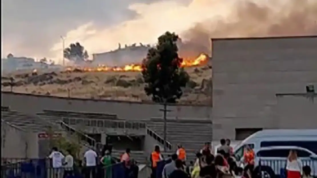 İzmir’de rekreasyon alanının yakınında ot yangını