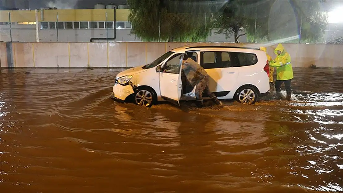 İzmir’de sağanak nedeniyle su baskınları oluştu