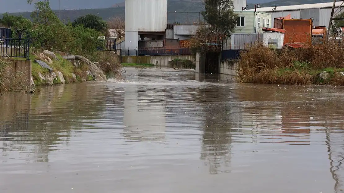 İzmir’de sağanak yağış ve fırtına hayatı olumsuz etkiledi