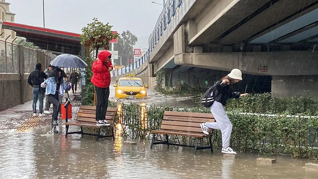 İzmir’de sağanak yağmur hayatı felç etti!