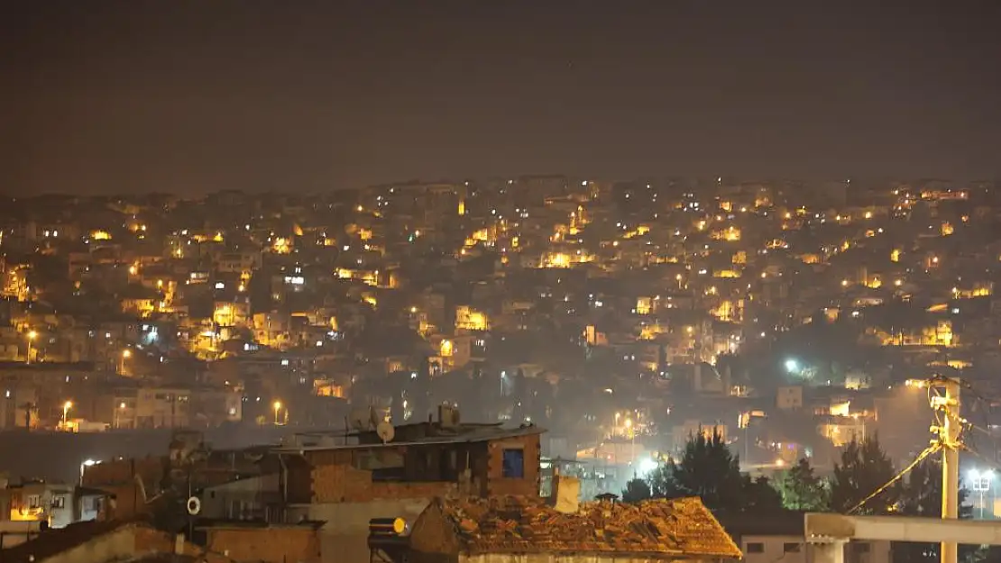 İzmir’de sobadan çıkan duman hava kirliliğine neden oluyor