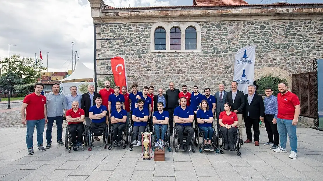 İzmir'de sporcular afet gönüllüsü oluyor