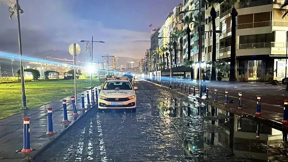 İzmir’de su altında kalan yollarda çalışmalar gece boyunca devam etti