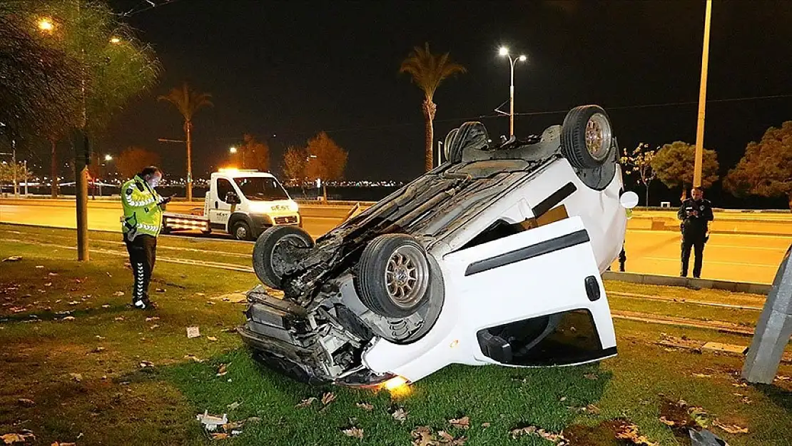 İzmir'de takla atan aracın sürücüsü olay yerinden kaçtı