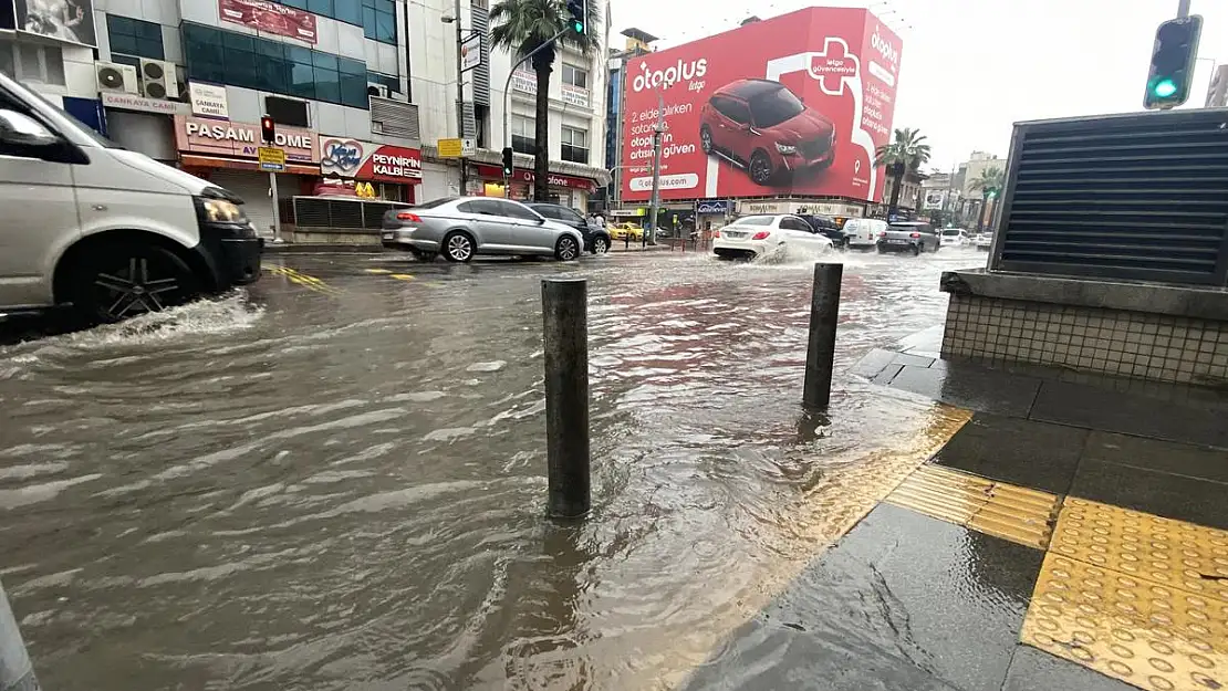 İzmir'de yağış başladı, yollar taştı!