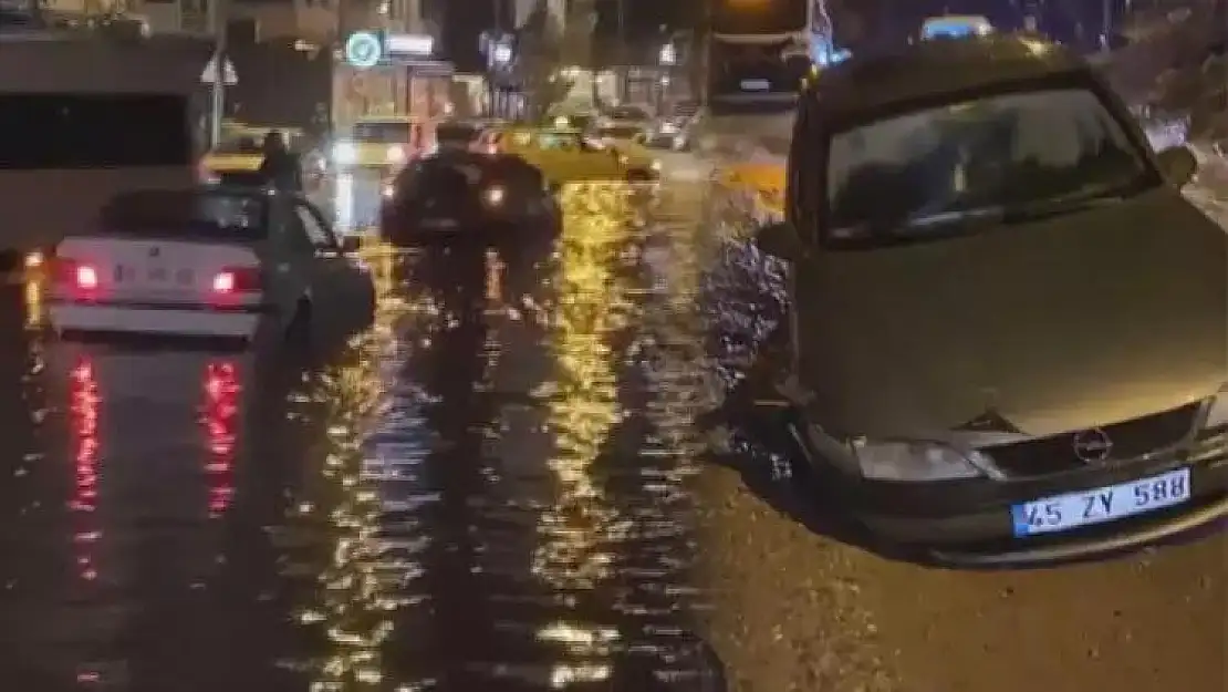 İzmir'de yağmur hayatı felç etti