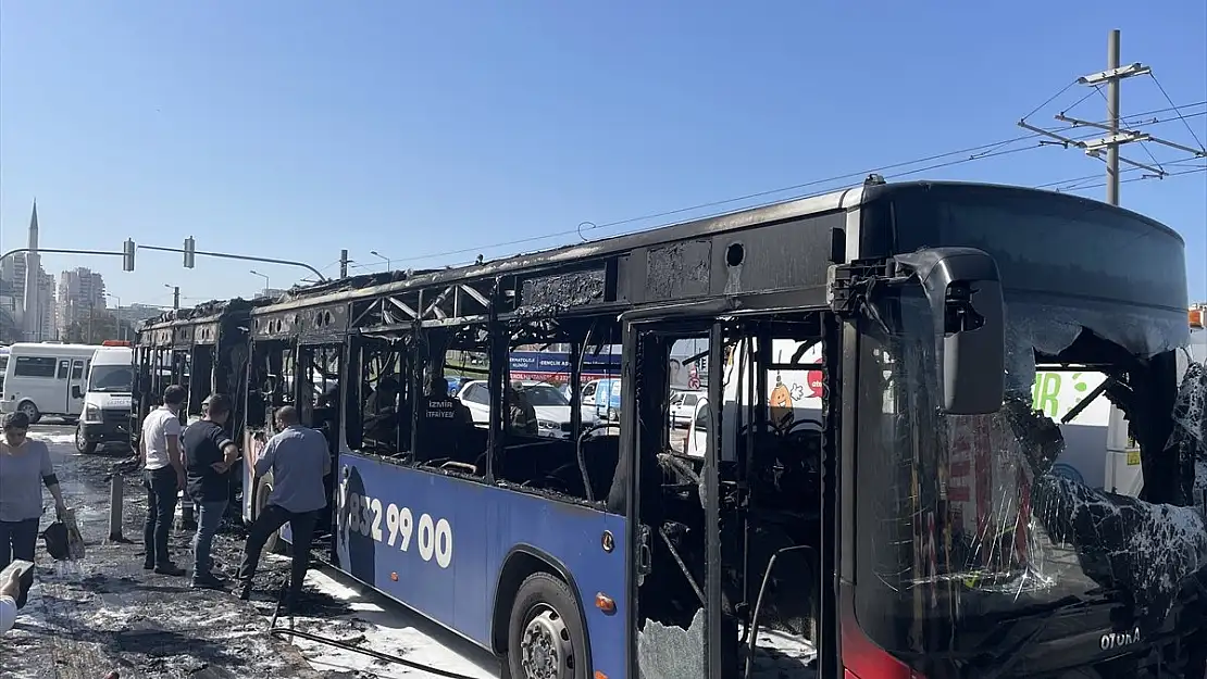 İzmir'de yanan belediye otobüsü kullanılamaz hale geldi