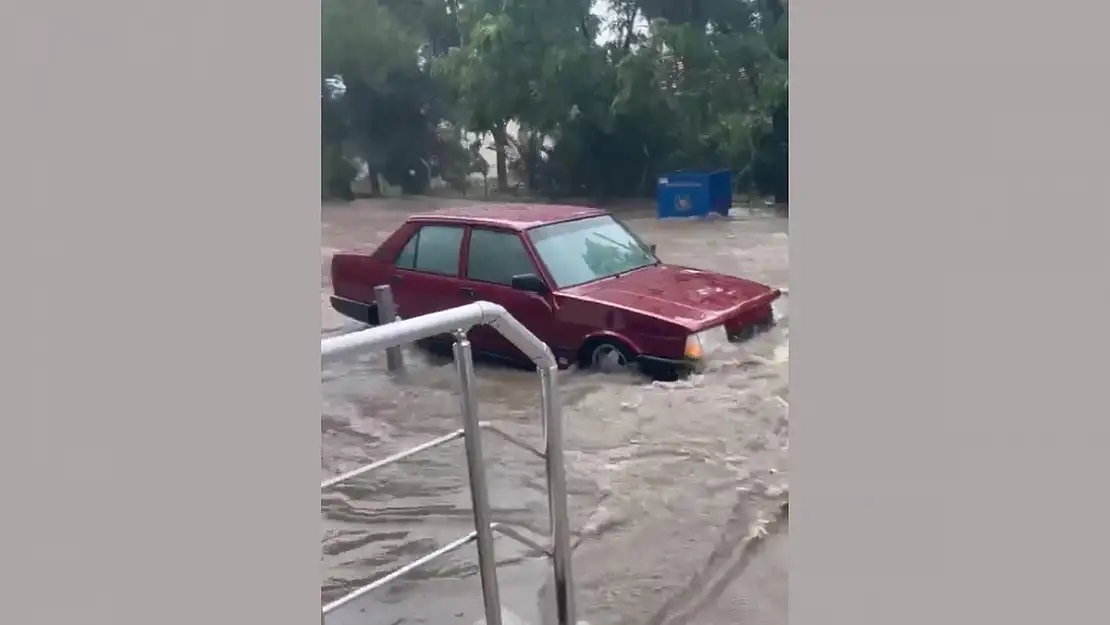 İzmir’de yoğun sağanak yağış etkili oldu