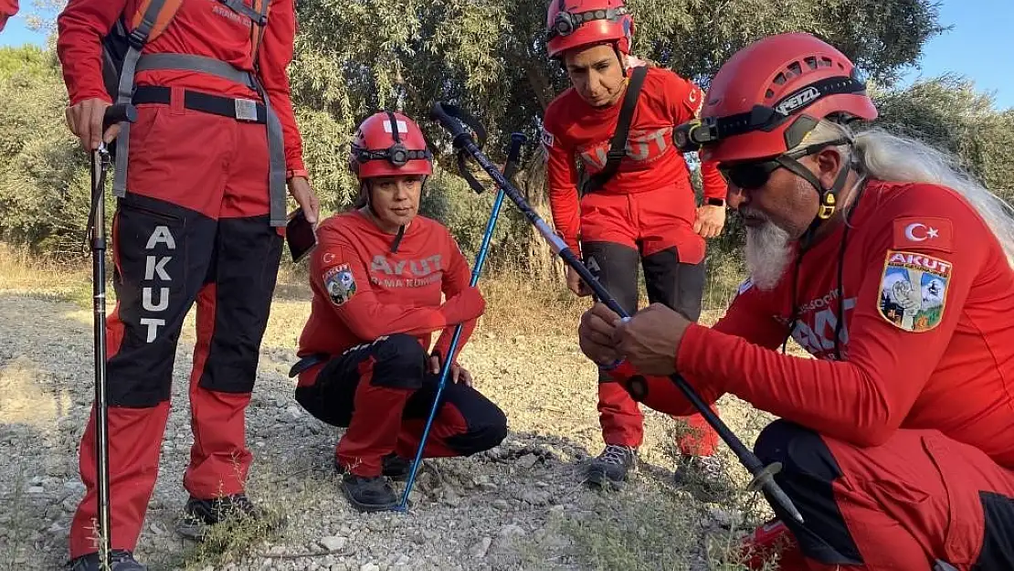 İzmir’deki depremde oğlunu kaybetti, yardım için enkaz alanına koştu