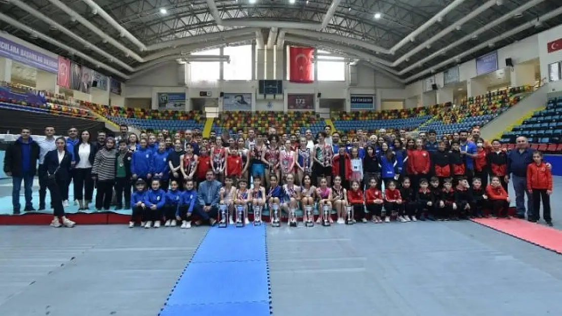 İzmir’deki otizmli sporcular, buz pistinde buluştu