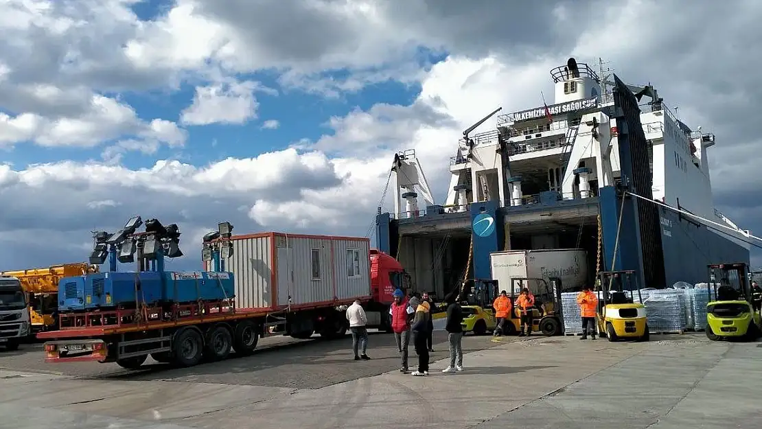 İzmir'den deprem bölgesine yardım gemisi