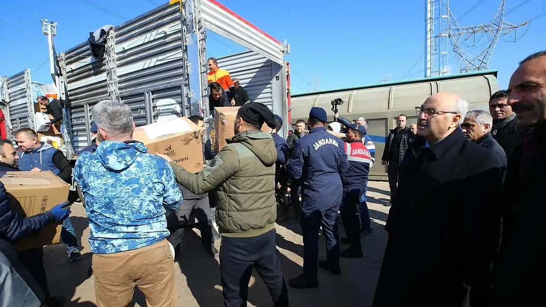 İzmir'den deprem bölgesine yardım treni