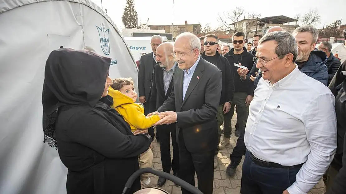 İzmir'den gönderilen çadırları ziyaret etti