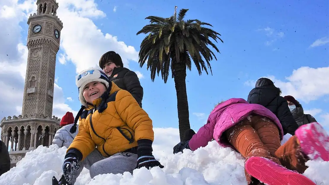 İzmir'e kar yağdırdı