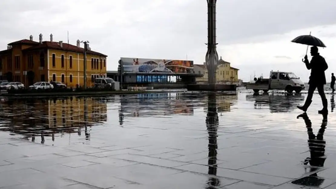 İzmir’i sağanak esir aldı