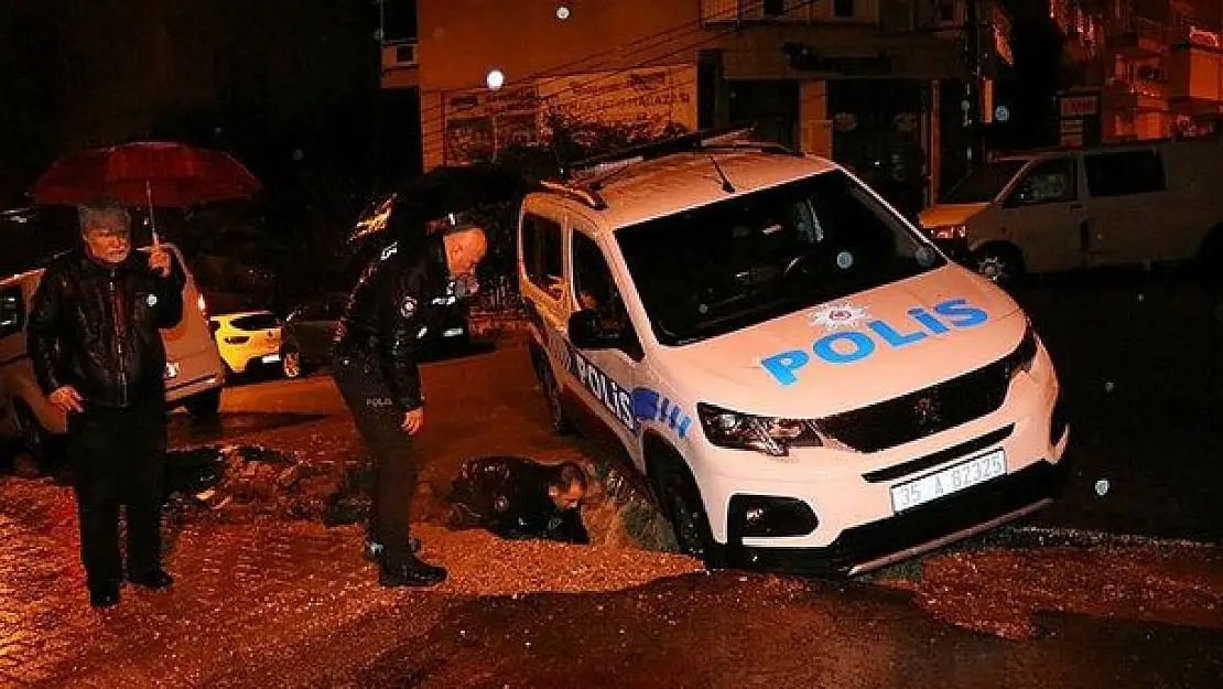 İzmir’i sağanak vurdu: Polis aracı çöken yolun içine düştü