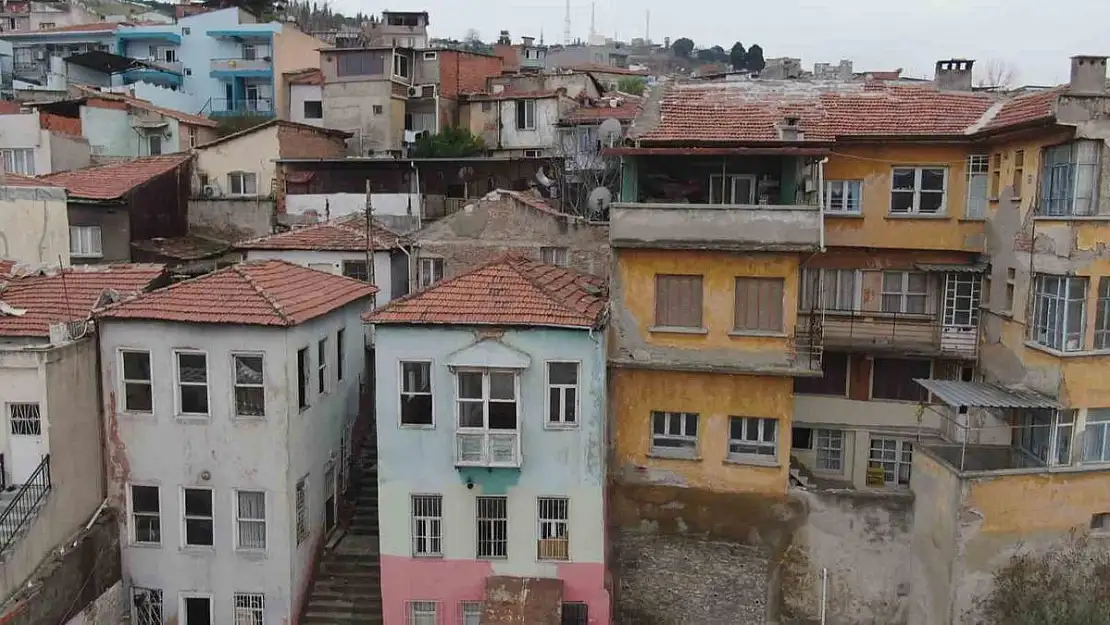 İzmir'in göbeğinde can çekişen bir tarih: Basmane