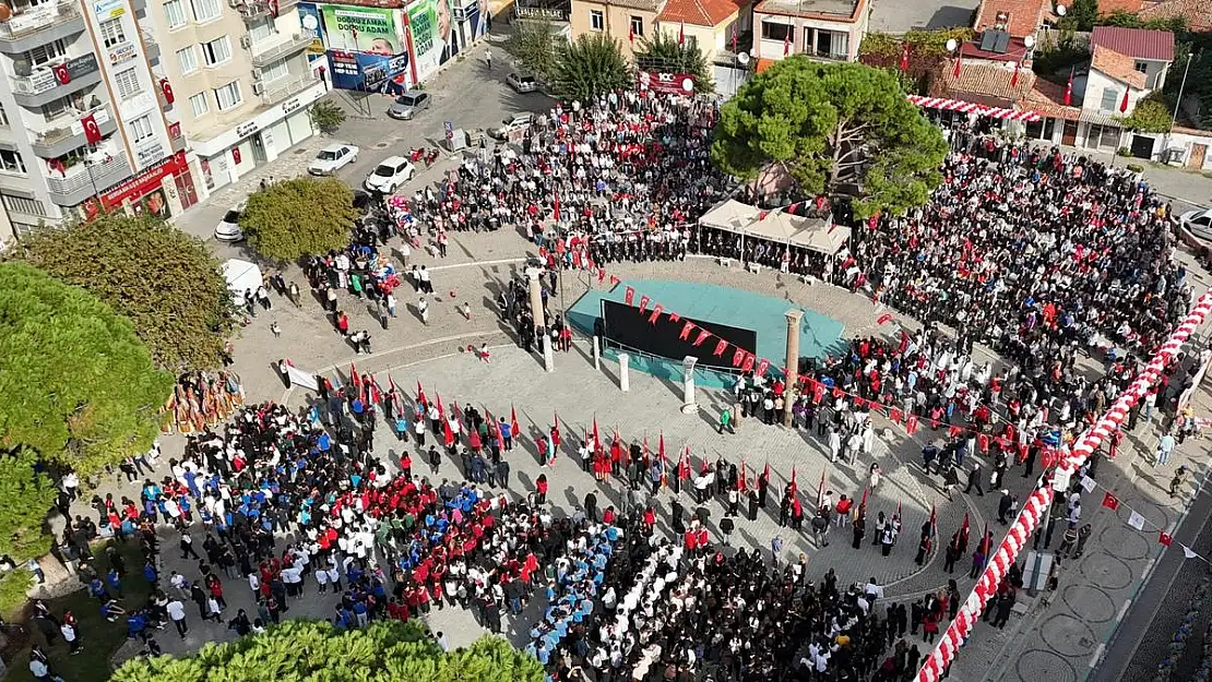 İzmir'in ilçelerinde Cumhuriyet coşkusu