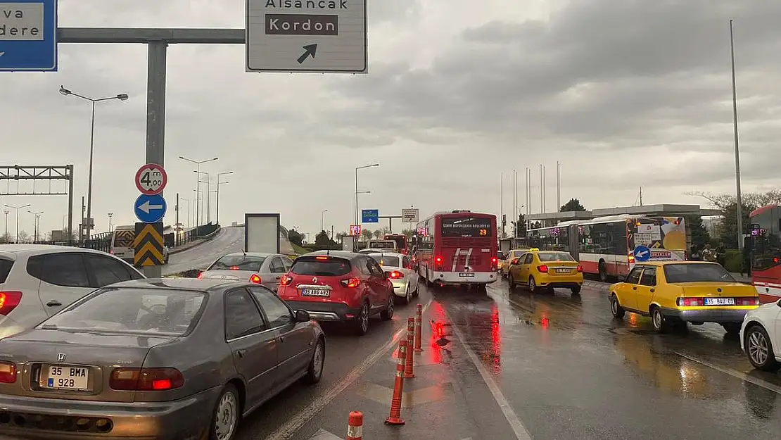 İzmir’in trafiğini ‘yağmur’ vurdu