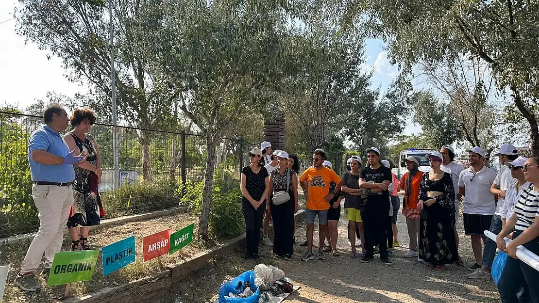 İzmirli gençler deniz çöpü izledi