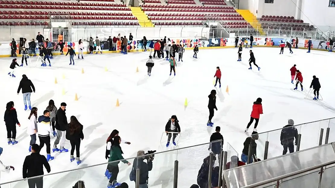 İzmirli kadınlar 2 Ocak'ta buz pistinde