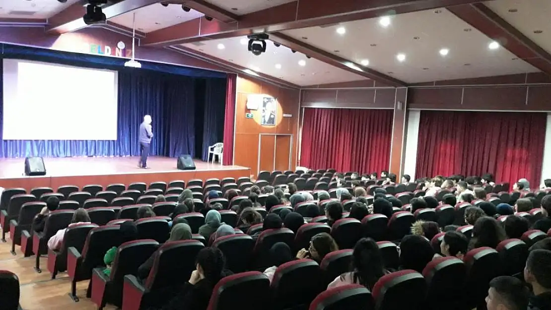 İzmirli öğrenciler ‘Kuran’ı Kerim Mucizeleri’ konferanslarına ilgi gösteriyor!