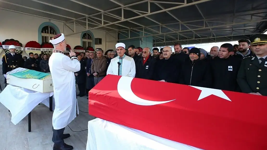 İzmirli uzman çavuş ve annesi yan yana defnedildi