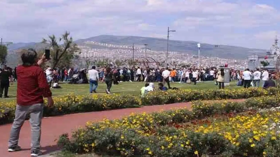 İzmirliler bahara merhaba dedi