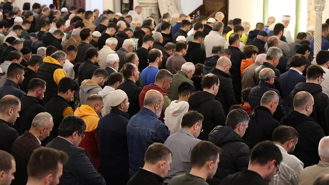 İzmirliler bayram namazında tarihi Hisar Camii’ne akın etti