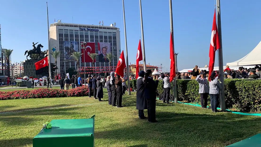 İzmirliler Cumhuriyet Meydanı'na akın etti: 29 Ekim kutlamaları coşkuyla başladı