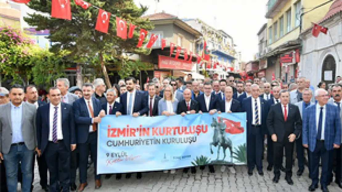 İzmirliler geleneksel Zafer Yürüyüşü'nde buluştu