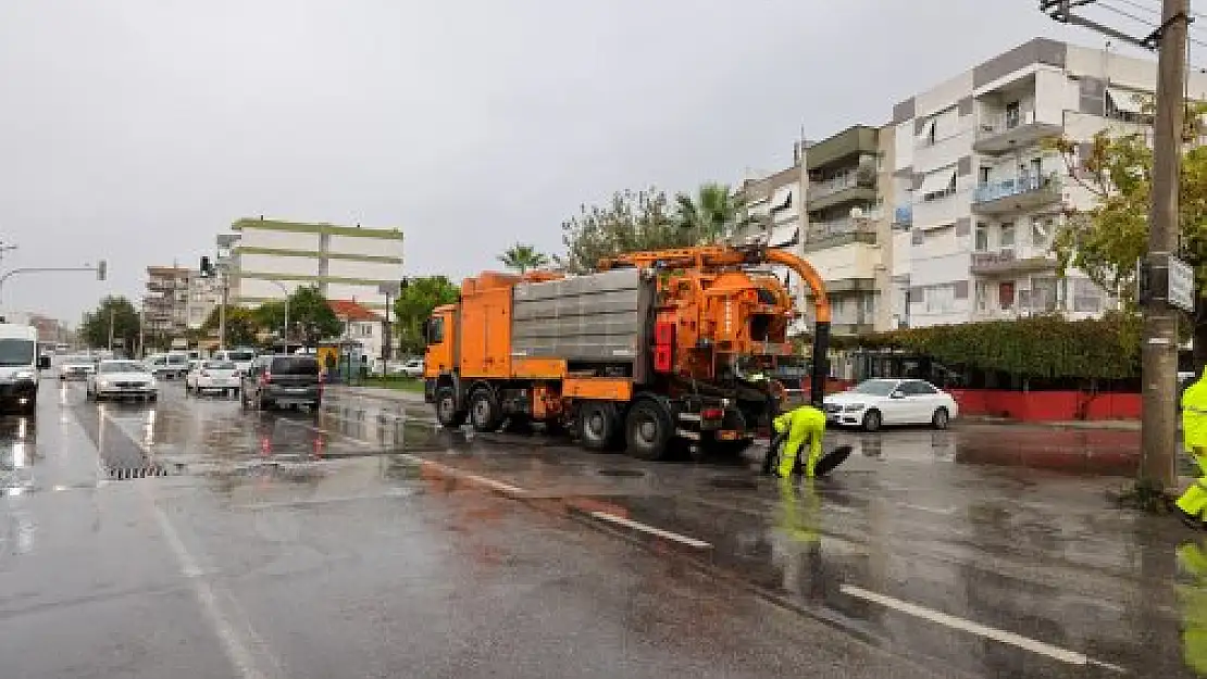 İZSU kanal temizliği çalışmalarını sıklaştırdı