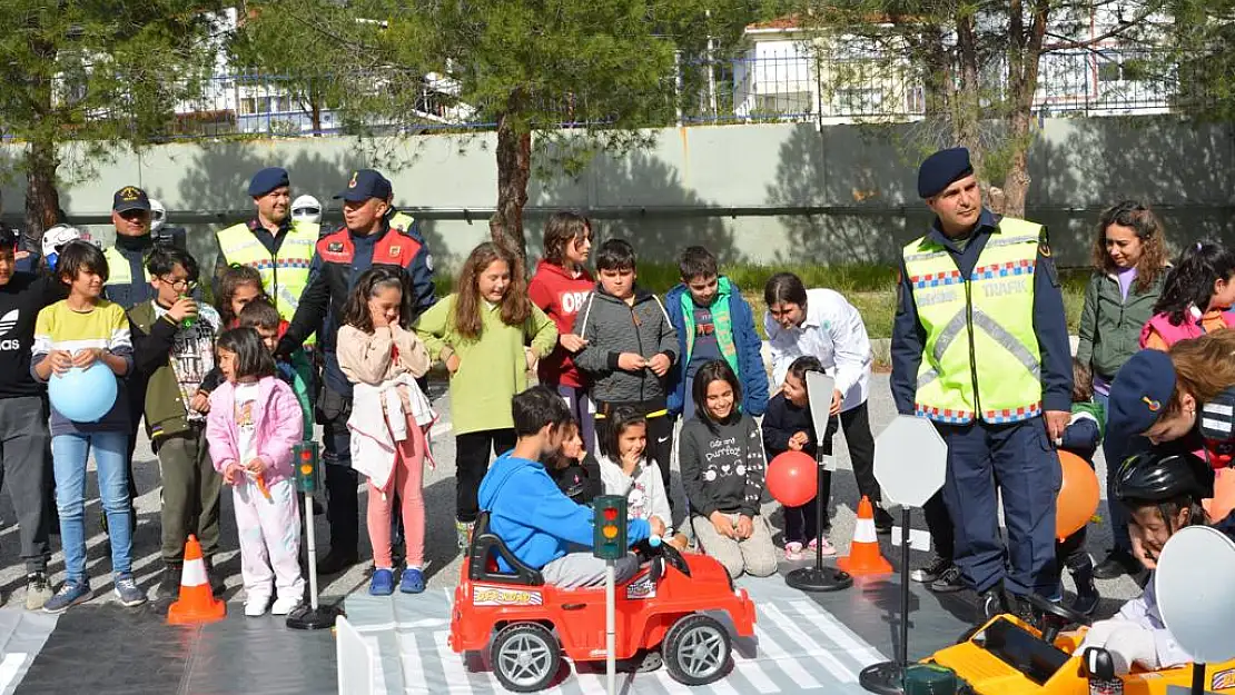 Jandarma Ekipleri 150 Depremzede Çocuğa Trafik Eğitimi Verdi