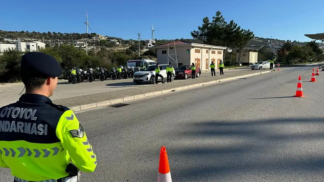 Jandarma ekipleri göz açtırmıyor: İzmir-Çeşme otoyolunda sıkı denetim!