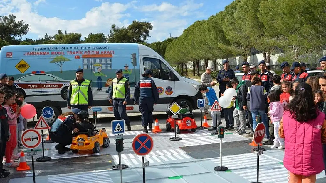 Jandarmadan depremzede çocuklarla trafik etkinliği