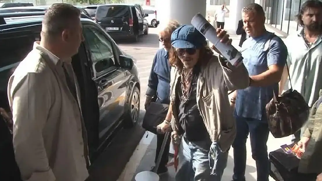 Johnny Depp İstanbul’a koltuk değnekleriyle geldi