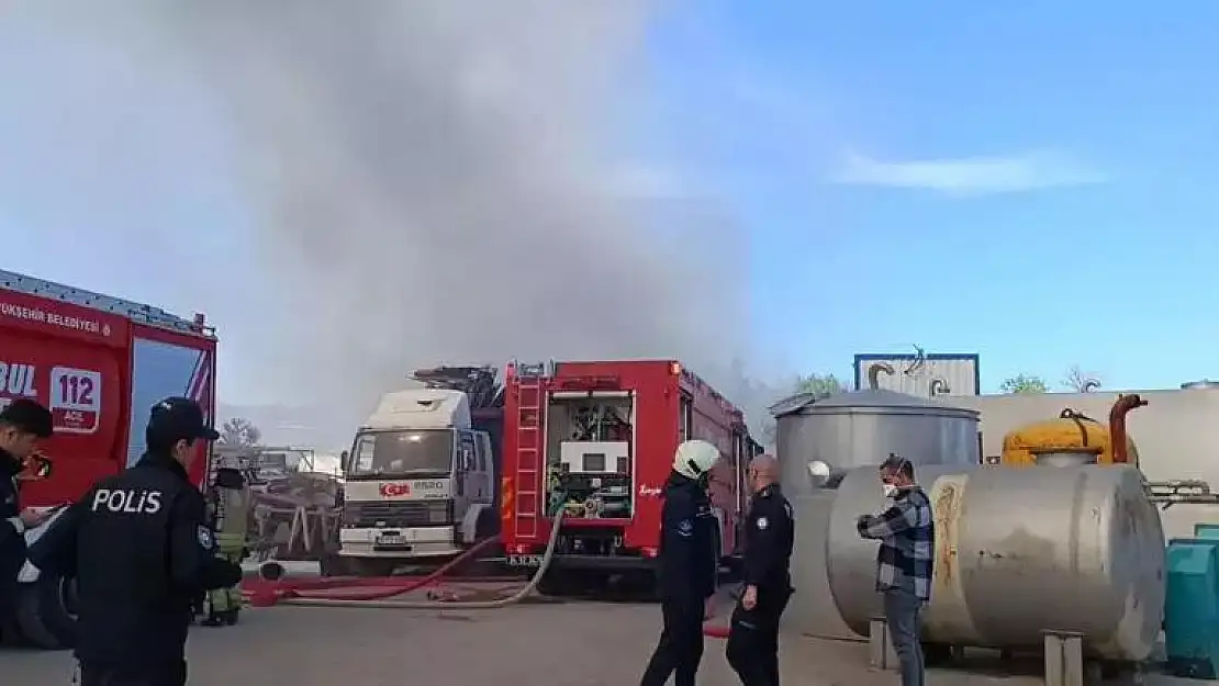 Kaçak alkol deposunda çıkan yangın araçlara sıçradı