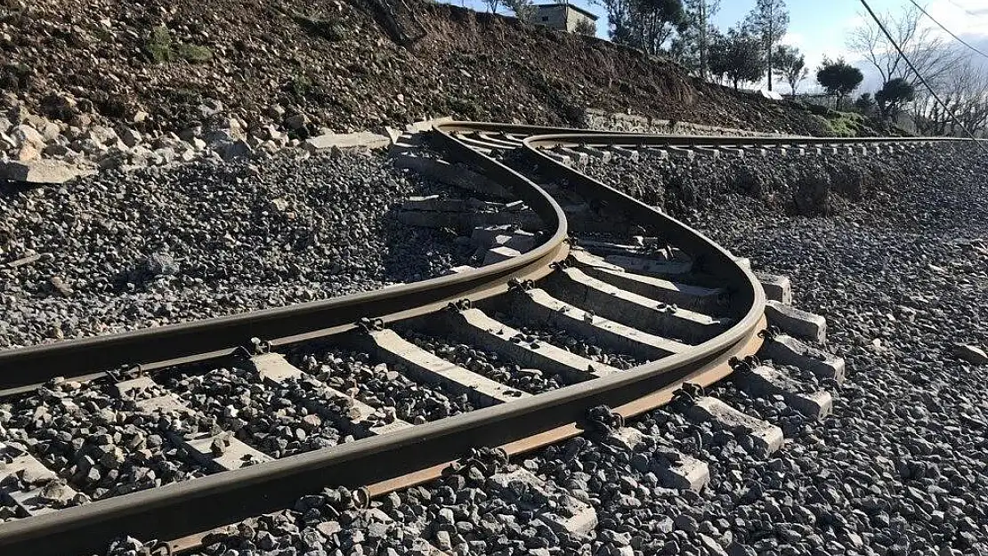 Kahramanmaraş’ta depremin etkisiyle tren rayları yerinden oynayıp yana kaydı