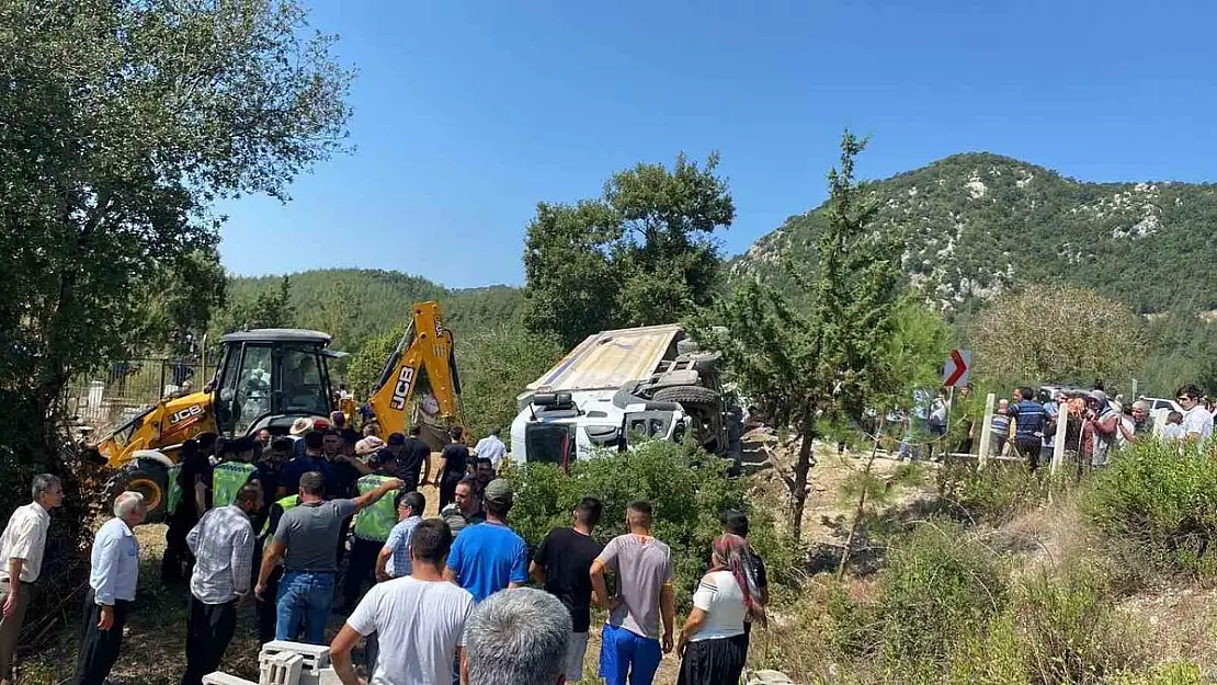 Kahramanmaraş’ta feci kaza: Freni patlayan kamyon cenaze namazı kılanlara çarptı, ölü ve yaralılar var