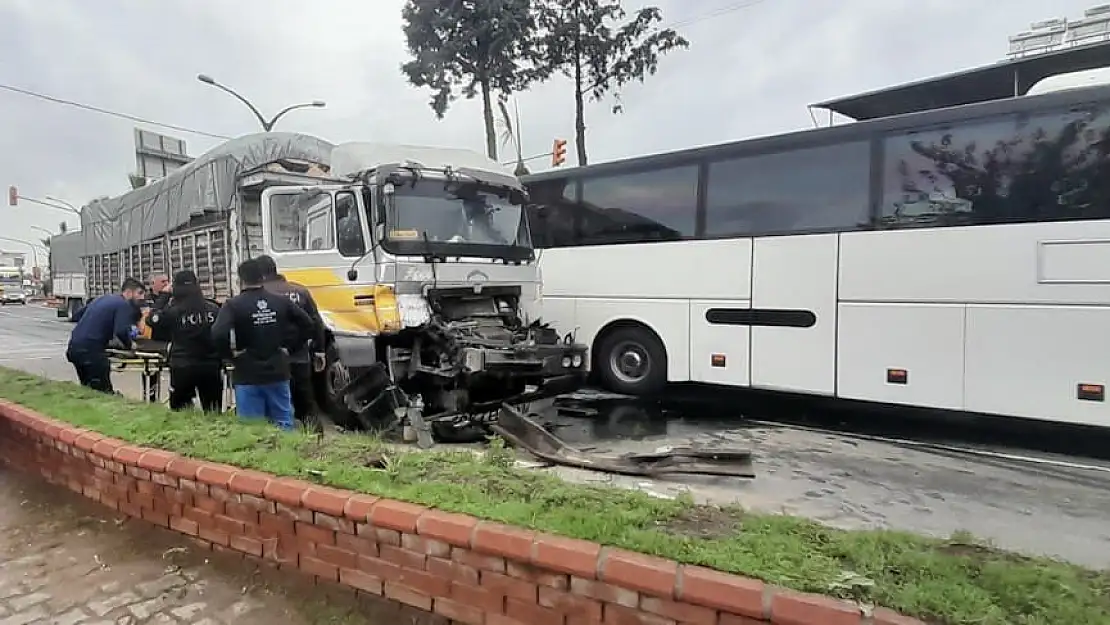 Kamyon ve tır çarpıştı: 1 yaralı